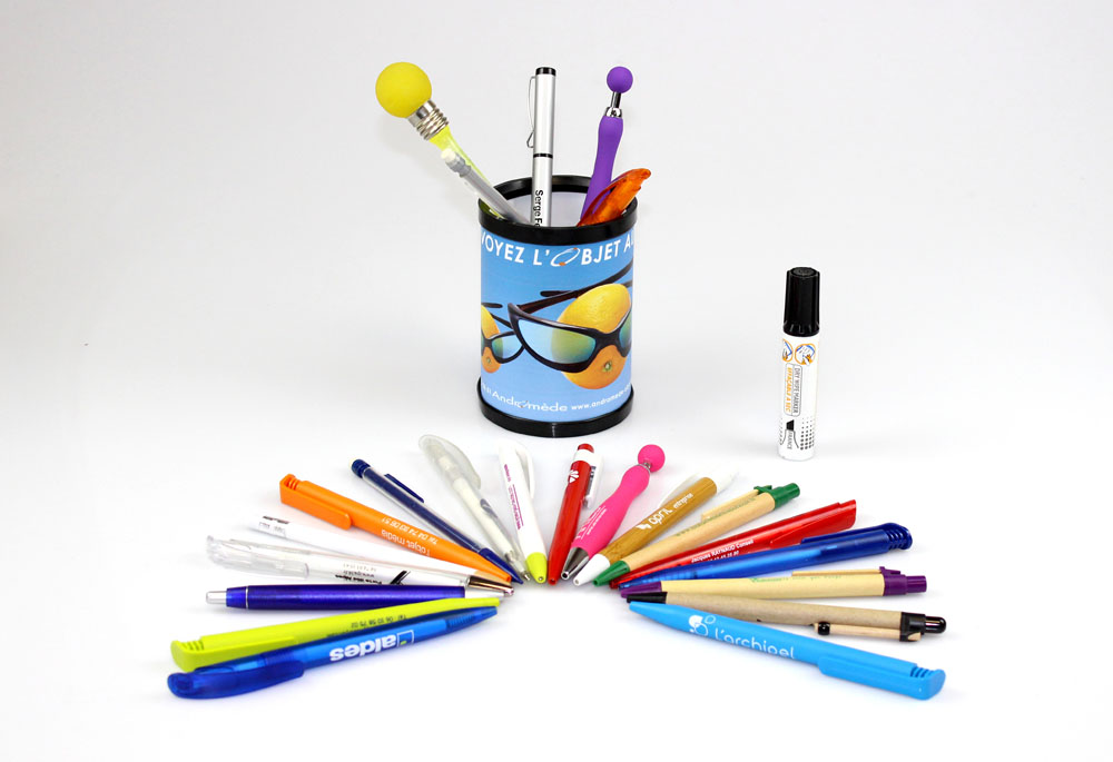 Pot à crayon, stylos plastique, stylo métal, stylo aluminium, crayons de papier, feutres, fluos, crayons carton, crayons bois, stylos carton, stylos bois, marqueurs, stylo effaceur, stylo 4 couleurs, stylos recyclés.